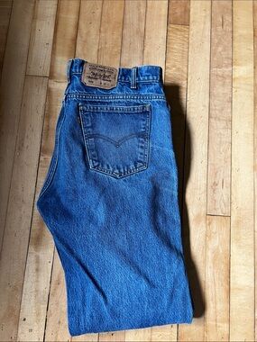 Vintage Levi 505 Men's Jeans in Medium Blue Denim